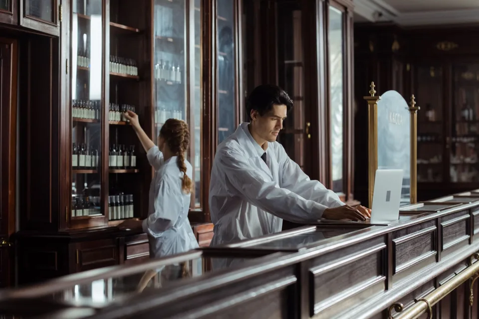 Thuốc và vật tư y tế có sẵn tại quầy